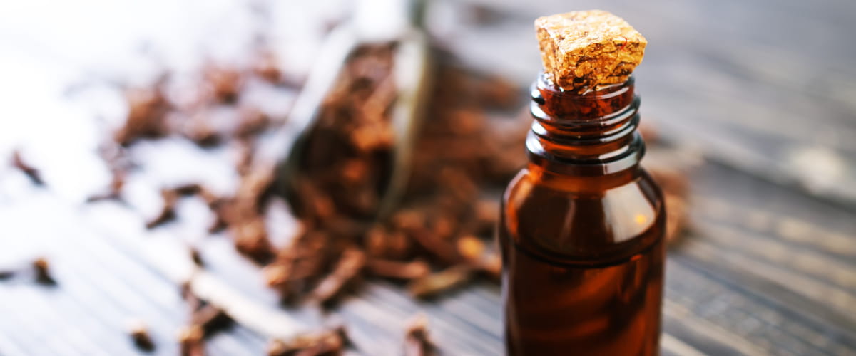 clove oil benefits for skin