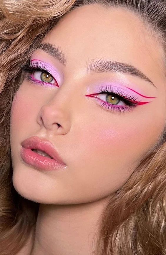 eye lashes with pink shadow